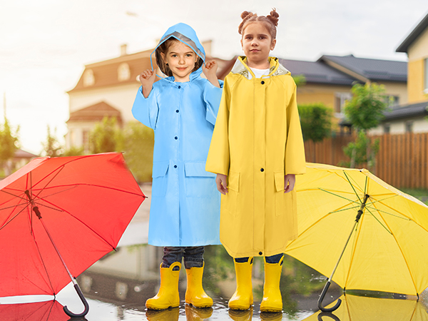 An application scenario or product detail of children's long raincoats - Image 12