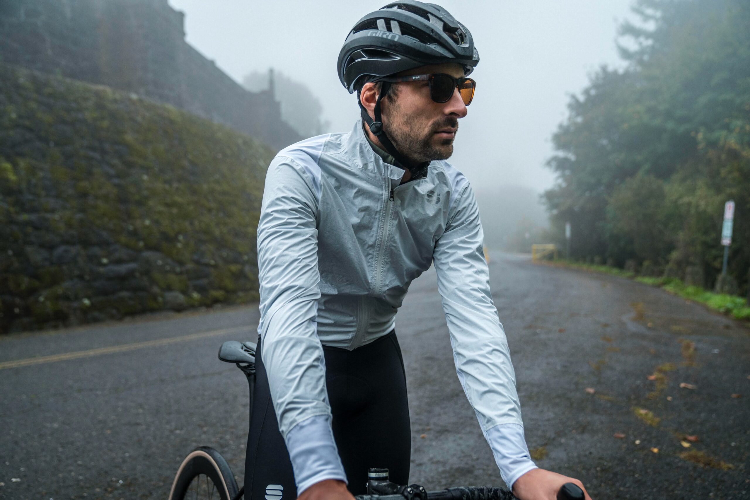 An application scenario or product detail of cycling rain jacket - Image 12