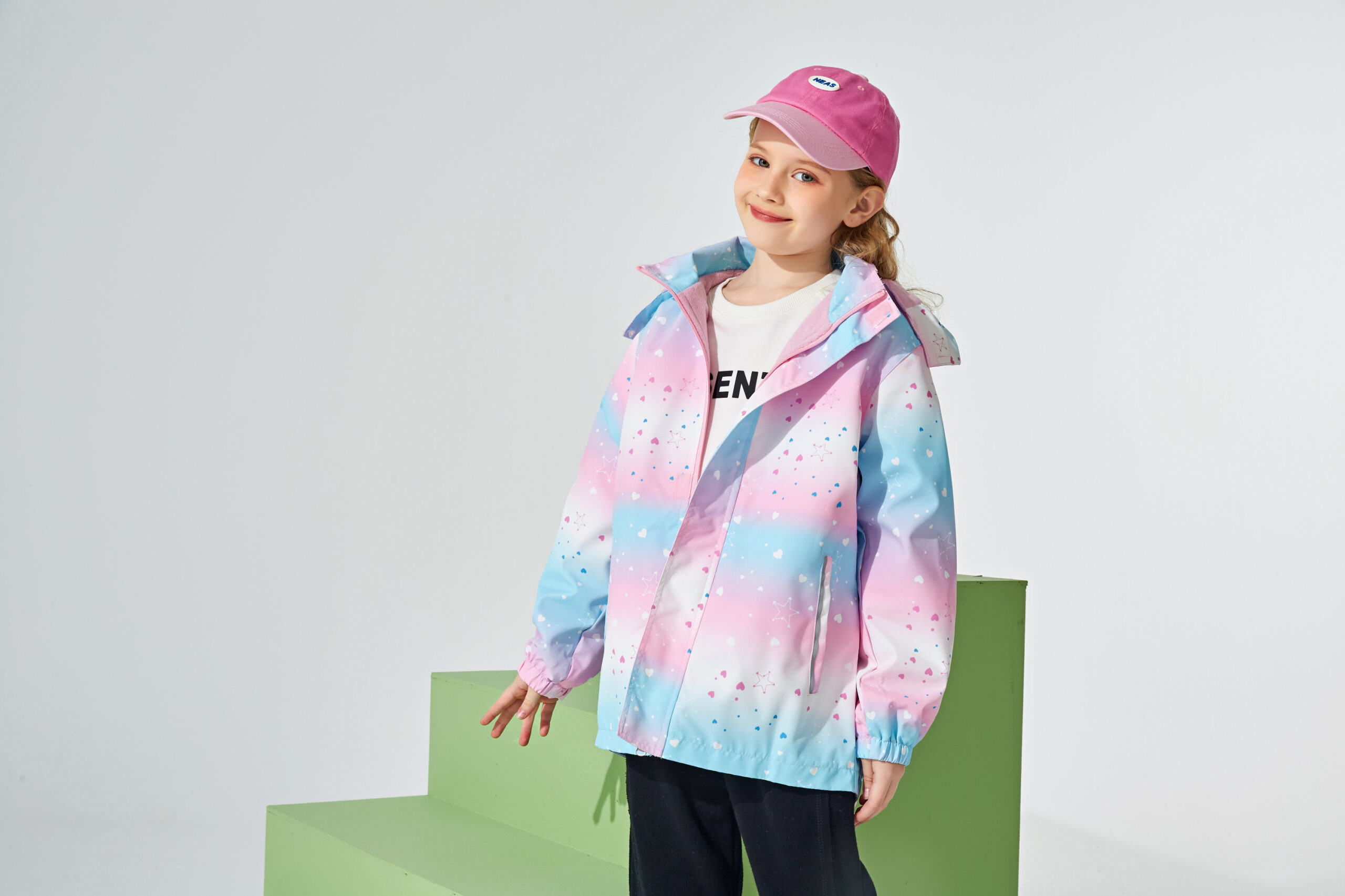 An application scenario or product detail of girls lightweight rain jacket - Image 12