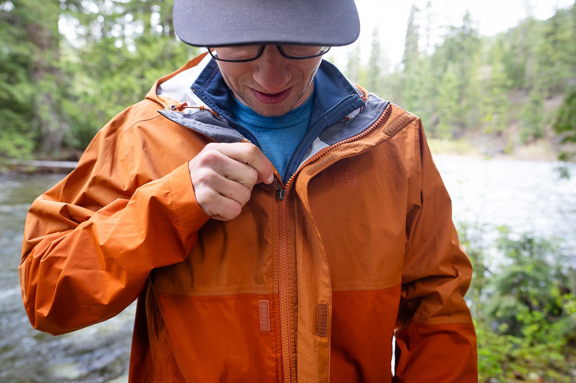 An application scenario or product detail of Outdoor rain jacket - Image 7