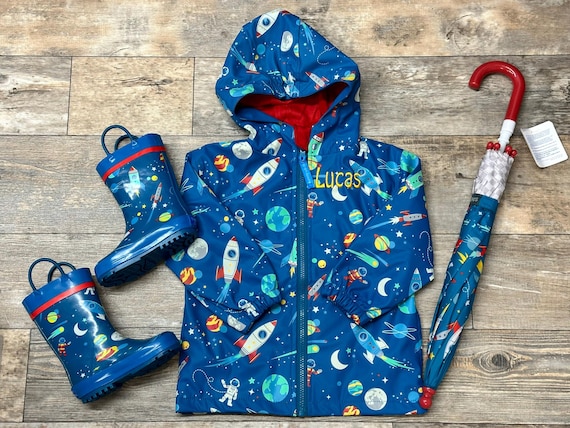 An application scenario or product detail of raincoat for 2 year old boy - Image 12